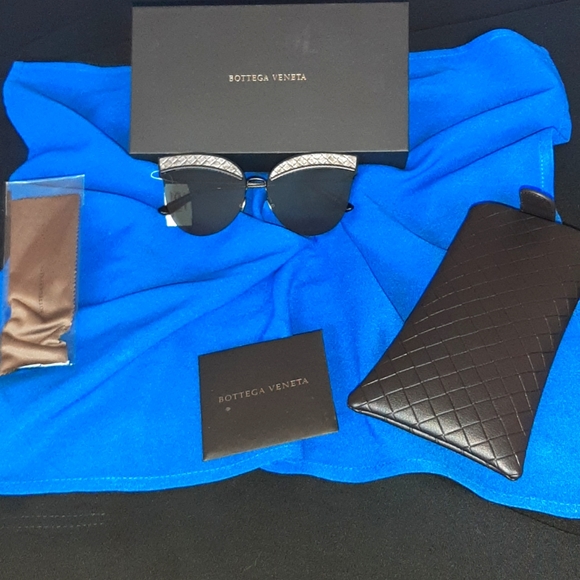 Bottega Veneta Accessories - Bottega Veneta Cat eye sunglasses
